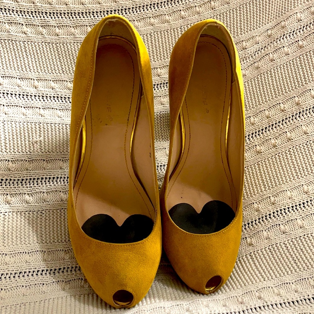 Used, runs slightly big, very comfortable